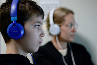 Junge mit Headset vor einem Bildschirm