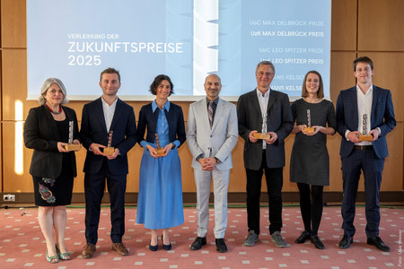Recipients of the Research Prizes of the University of Cologne. V.l.n.r: Professor Dr Aleksandra Trifunovic, Junior Professor Dr Ann-Marie Waldvogel, PD Dr Ansgar Hudde, Rektor Joybrato Mukherjee, Professor Dr Thomas Widlok, Junior Professor Dr Sofie Møller, Professor Dr Christopher Roth 
