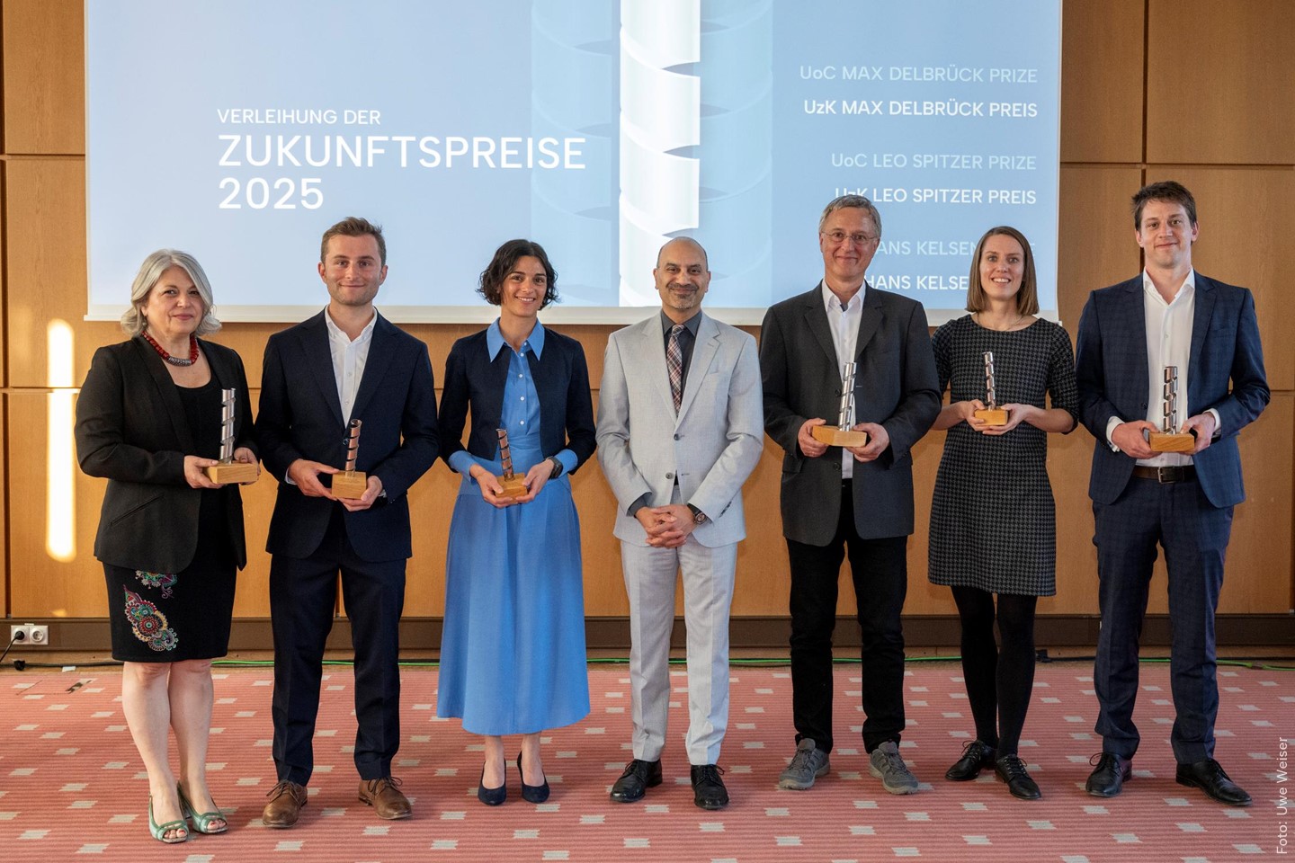 Recipients of the Research Prizes of the University of Cologne. V.l.n.r: Professor Dr Aleksandra Trifunovic, Junior Professor Dr Ann-Marie Waldvogel, PD Dr Ansgar Hudde, Rektor Joybrato Mukherjee, Professor Dr Thomas Widlok, Junior Professor Dr Sofie Møller, Professor Dr Christopher Roth 