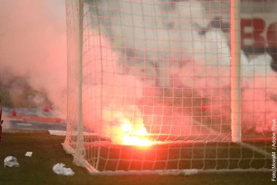 Bengalo-Feuer in einem Fußballtor
