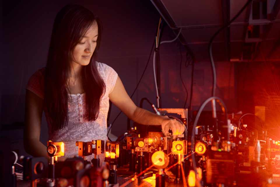 Eine Wissenschaftlerin arbeitet an einem Quantencomputer