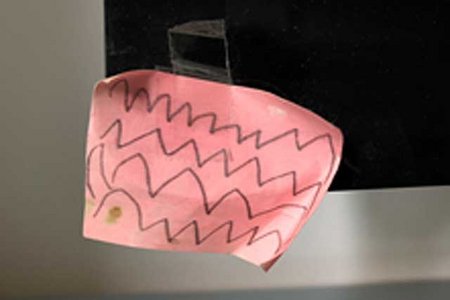 Bemaltes Post-It klebt an Bildschirmecke