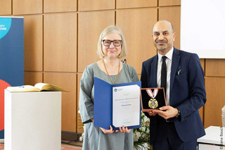 Professorin Barbara Dauner Lieb und Rektor Joybrato Mukherjee bei der Übergabe der Urkunde