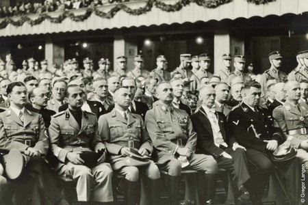 Gruppenbild in der Messehalle mit sitzenden NS-Größen