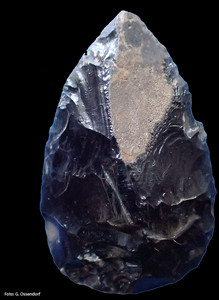 Middle Stone Age-Steinwerkzeug (unifazielle Spitze aus Obsidian) mit Benutzungsspuren 