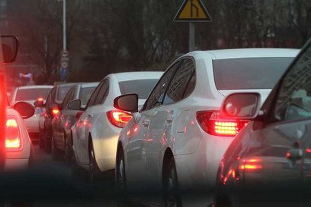 Bremsende Autoschlange von hinten