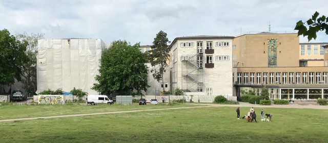 Solange-Kunstwerk am Hauptgebäude