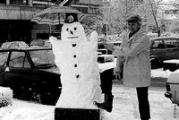 Hausmeister neben Schneemann