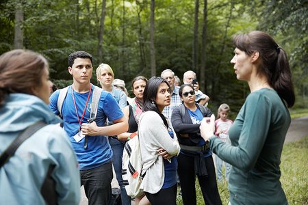 Summerschoolteilnehmer hören einer Rednerin im Freien zu