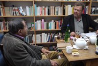 Günter Grass und Volker Neuhaus in Grass' Behlendorfer Studio