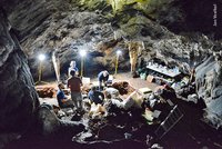 Forscher in Höhle