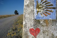 Ländlicher Weg mit  Jakobsweg-Markierstein