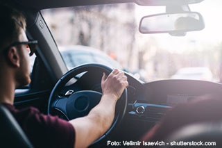 Autofahrer am Lenkrad